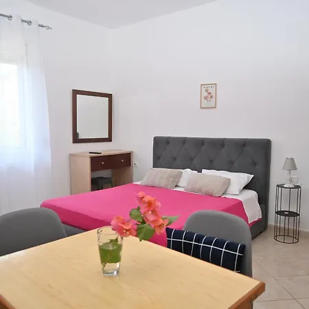 Mimoza Apartament *